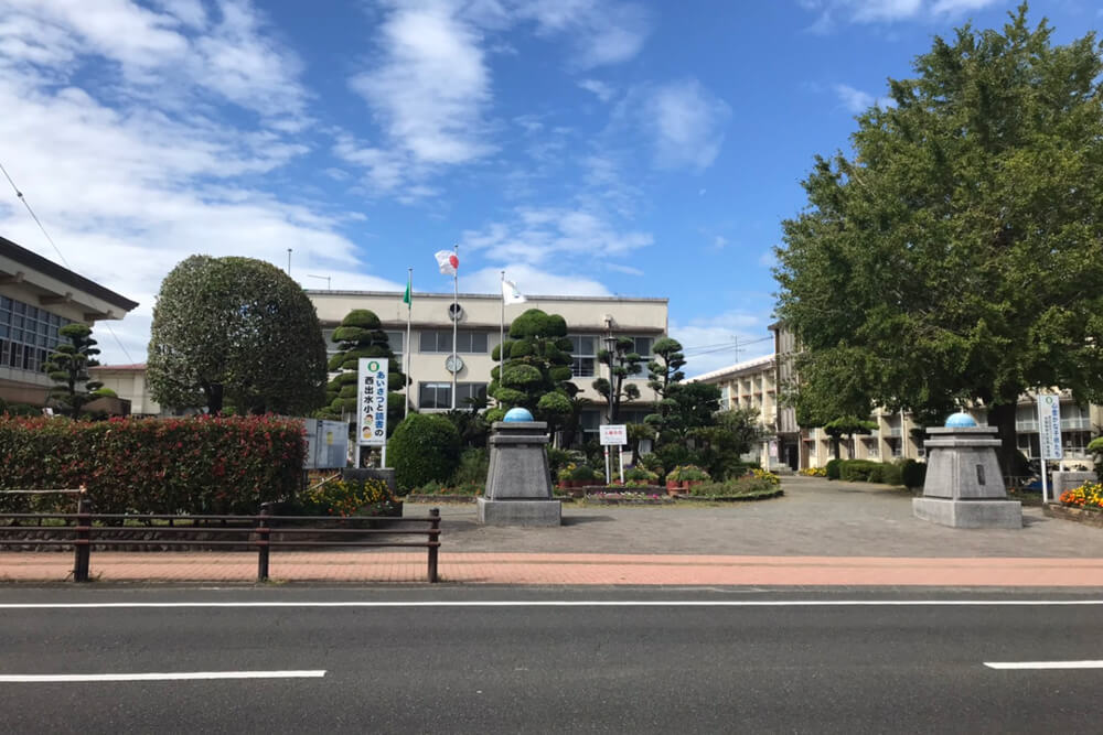 西出水小学校